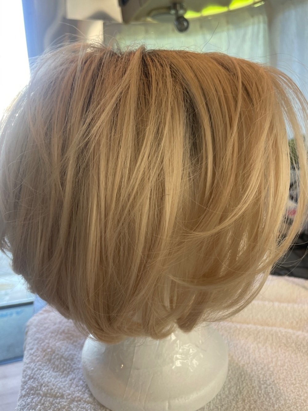 Short Blonde Women's Synthetic Wig - Stylish Layered Bob - Picture 3 of 9